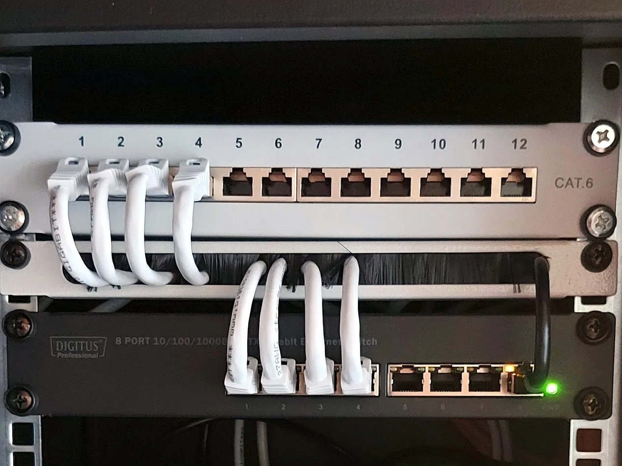 Patchpanel Detail und RJ45 Verkabelung