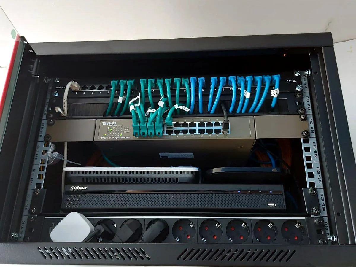 Strukturierter Netzwerkschrank mit Patchpanel und Switch