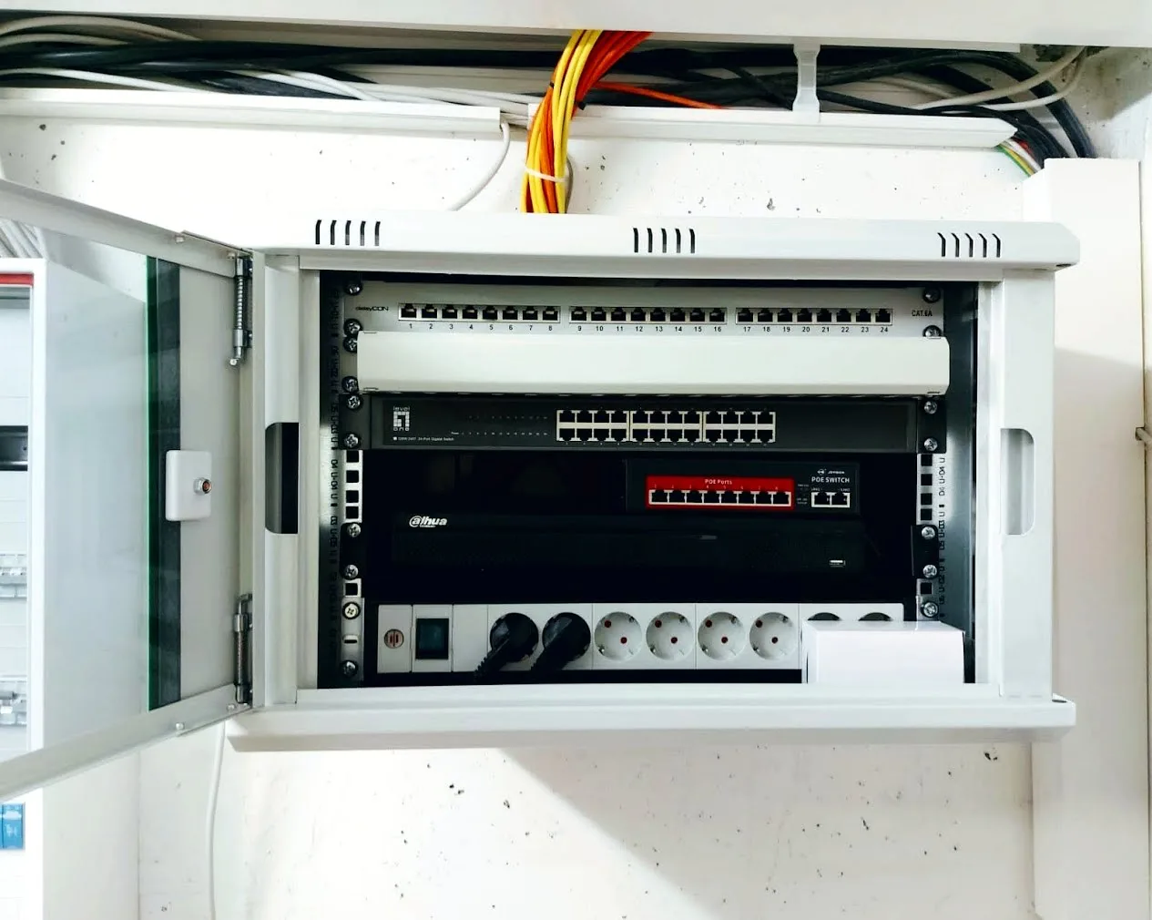 Netzwerkschrank mit Router und zentraler Infrastruktur