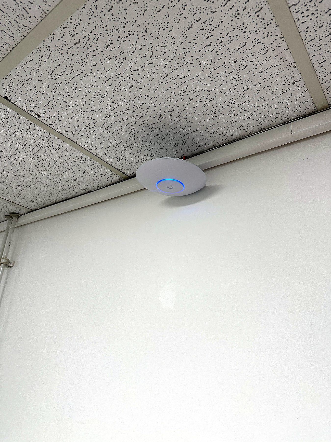UniFi Access Point Deckenmontage und Netzwerktechnik